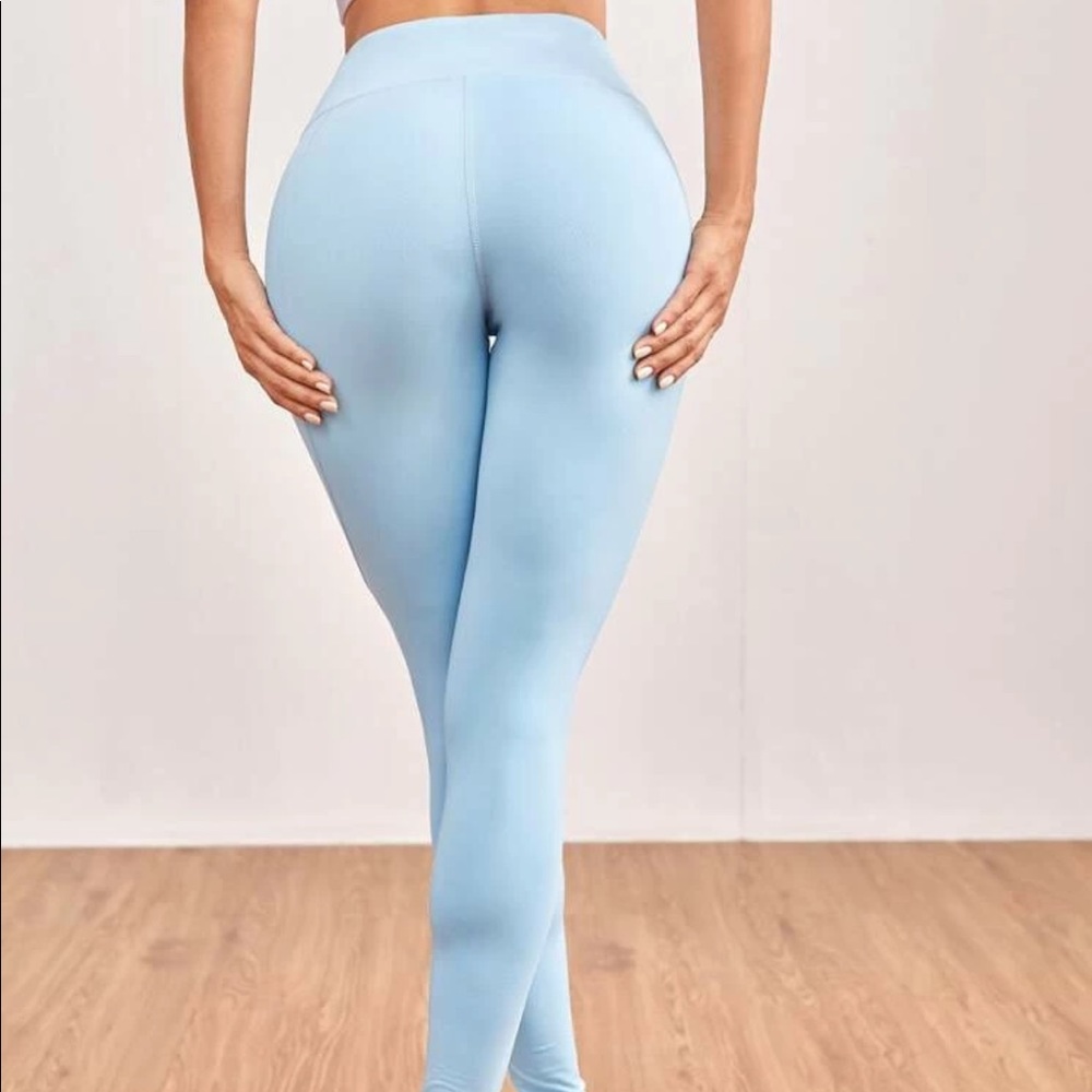 🆕Sports leggings w/ Phone Pocket🆕 - Picture 3 of 5